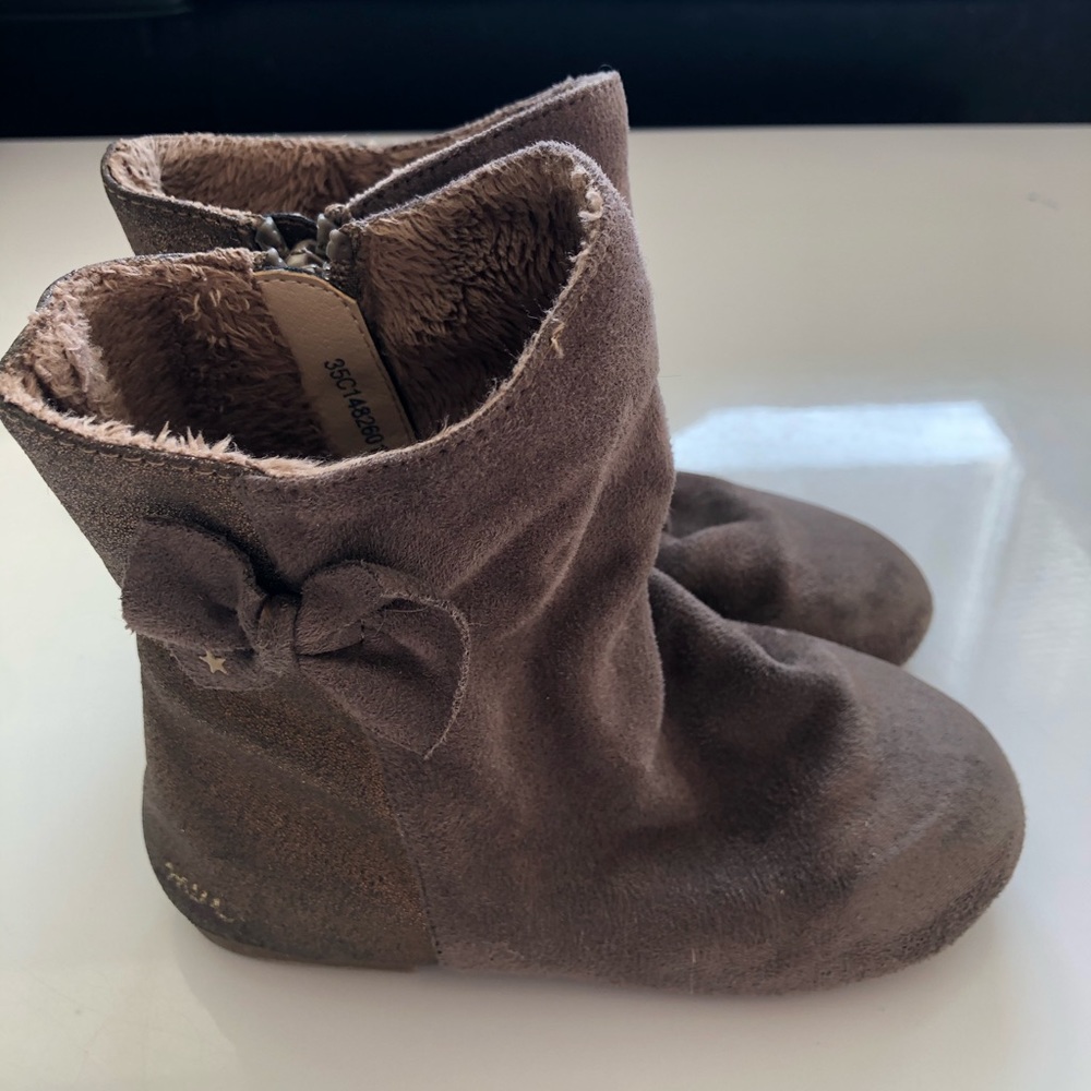 COPY - Girl’s minkmui boots size 7